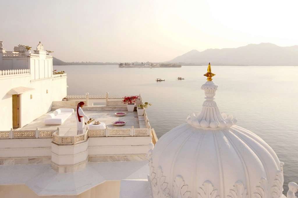 taj lake palace luxury hotel in udaipur rajasthan