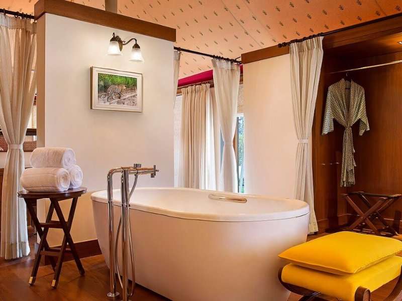 Oberoi Sukhvilas luxury tent bathroom