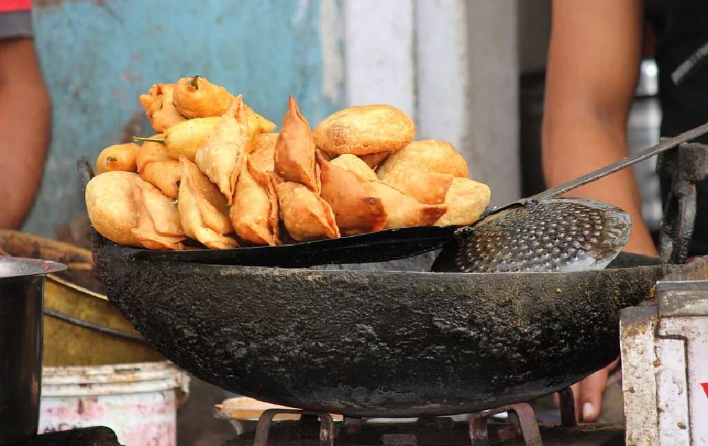street foods in rajasthan samosa and mirchi vada
